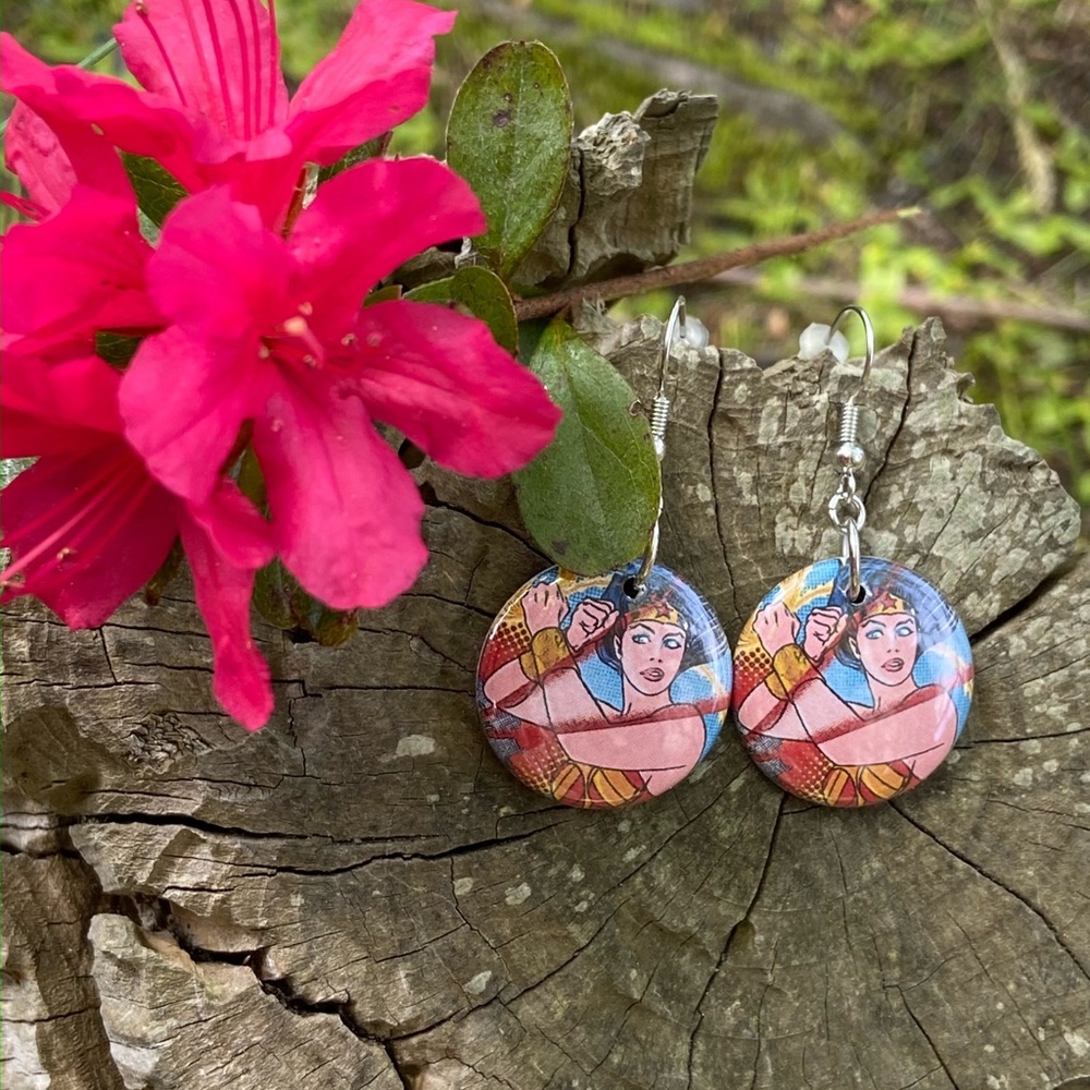 Wonder Woman Earrings 💪